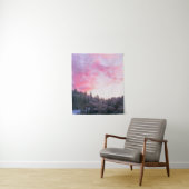 雪に覆われた森の上の幻想的な鮮やかなピンクの夕日 タペストリー (インサイチュ)