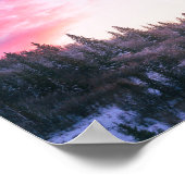 雪に覆われた森の上の幻想的な鮮やかなピンクの夕日 ポスター (角)