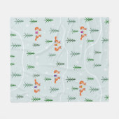 雪に覆われた森の中でクリスマスの狐とプレゼント フリースブランケット (正面(横))