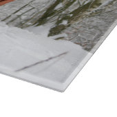 雪に覆われた森の中でスリーに乗る カッティングボード (角)