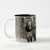 雪に覆われた森の中でスリーに乗る ツートーンマグカップ (左)