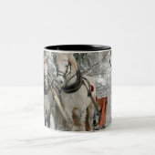 雪に覆われた森の中でスリーに乗る ツートーンマグカップ (中央)