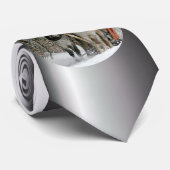 雪に覆われた森の中でスリーに乗る ネクタイ (ロール)