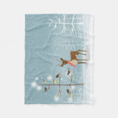 雪に覆われた森の中の可愛い鹿と鳥 フリースブランケット (正面)