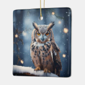 雪に覆われた森の中の角のフクロウ セラミックオーナメント (左)