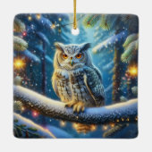 雪に覆われた森の中の角のフクロウ セラミックオーナメント (裏面)
