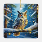 雪に覆われた森の中の角のフクロウ セラミックオーナメント (裏面)