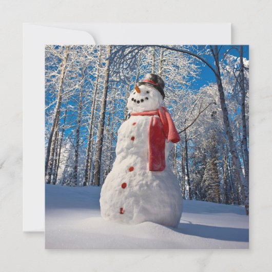 雪に覆われた森の前の雪だるま シーズンカード (正面)
