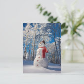 雪に覆われた森の前の雪だるま シーズンポストカード (スタンド正面)