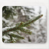 雪に覆われた森の松の枝の静寂 マウスパッド (正面)
