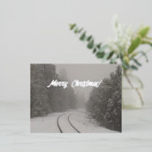 雪に覆われた森の鉄道メリークリスマス 箔シーズンポストカード (立ち正面)