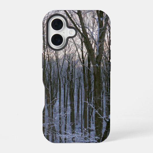 雪に覆われた森 iPhone 16ケース (裏面)