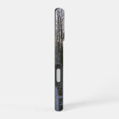 雪に覆われた森 iPhone 16ケース (右側面)