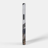 雪に覆われた灰色の山々が木々に囲まれて iPhoneケース (右側面)