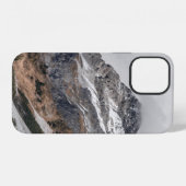 雪に覆われた灰色の山々が木々に囲まれて iPhoneケース (裏面横)