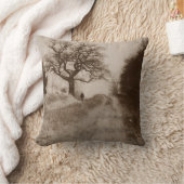 雪に覆われた田舎道の白黒の写真 クッション (ブランケット)