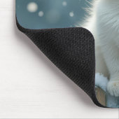 雪に覆われた白いクリスマス猫 マウスパッド (コーナー)