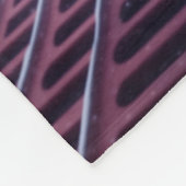 雪に覆われた白失ったい街路のかわいい野良犬 フリースブランケット (角)