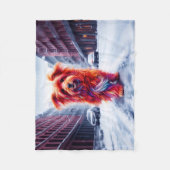 雪に覆われた白失ったい街路のかわいい野良犬 フリースブランケット (正面)