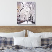 雪に覆われた街の歩道を散歩する キャンバスプリント (インサイチュ (寝室))