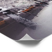 雪に覆われた街の歩道を散歩する ポスター (角)