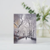 雪に覆われた街の歩道を散歩する ポストカード (スタンド正面)