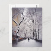 雪に覆われた街の歩道を散歩する ポストカード (正面/裏面)