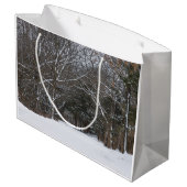 雪に覆われた道路パインタリー ラージペーパーバッグ (裏面アングル)