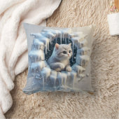 雪に覆われた隠れ家でかわいい猫 クッション (ブランケット)