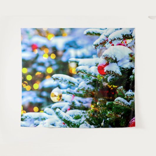 雪に覆われた飾クリスマスの木のアウトドア タペストリー (正面(横))