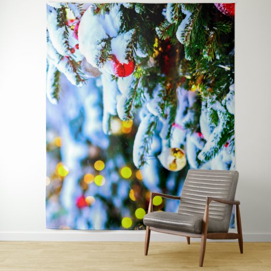 雪に覆われた飾クリスマスの木のアウトドア タペストリー (インサイチュ)