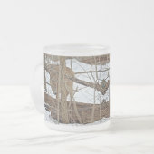 雪に覆われた鹿 フロストグラスマグカップ (正面左)