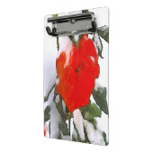 雪に赤いバラ ミニクリップボード (アングル2)