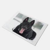 雪に黒いドイツの羊飼い ドアマット (アングル)