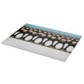 雪のおもしろいな漫画のペンギンの群集 カッティングボード (角)