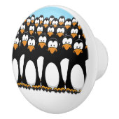 雪のおもしろいな漫画のペンギンの群集 セラミックノブ (右)