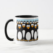 雪のおもしろいな漫画のペンギンの群集 マグカップ (左)