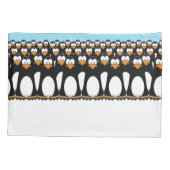 雪のおもしろいな漫画のペンギンの群集 枕カバー (裏面)