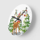 雪のかわいいトナカイ ラウンド壁時計 (傾斜)