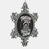 雪のアライグマのクリスマスおもしろいを通過する スノーフレークピューターオーナメント (左)