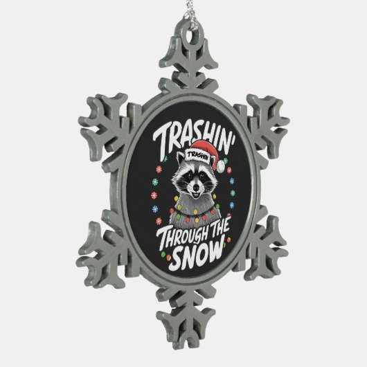 雪のアライグマのクリスマスおもしろいを通過する スノーフレークピューターオーナメント (左)