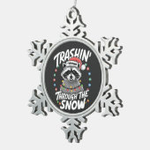 雪のアライグマのクリスマスおもしろいを通過する スノーフレークピューターオーナメント (右)