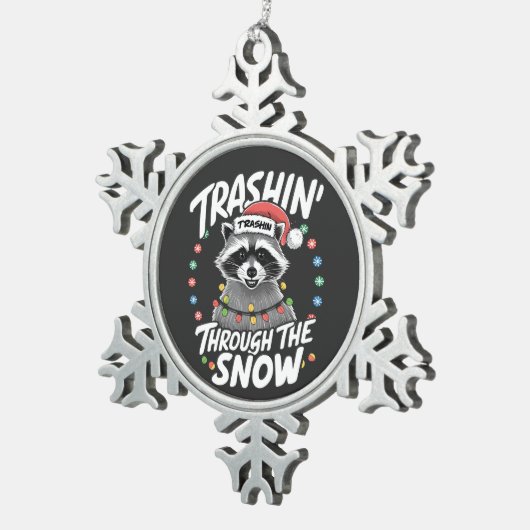 雪のアライグマのクリスマスおもしろいを通過する スノーフレークピューターオーナメント (右)