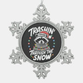 雪のアライグマのクリスマスおもしろいを通過する スノーフレークピューターオーナメント (正面)