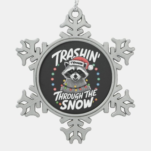 雪のアライグマのクリスマスおもしろいを通過する スノーフレークピューターオーナメント (正面)