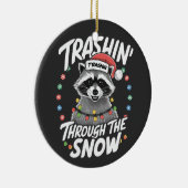 雪のアライグマのクリスマスおもしろいを通過する セラミックオーナメント (右)