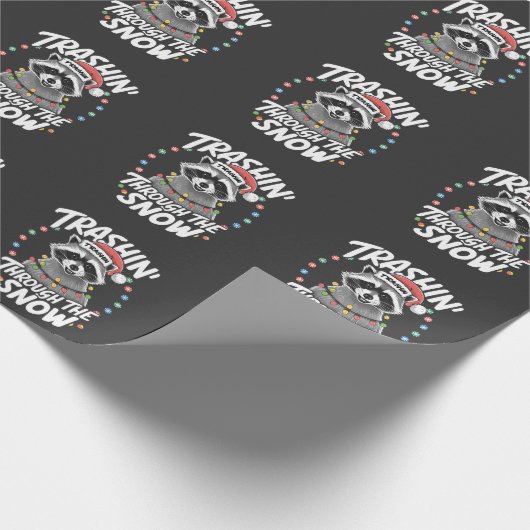 雪のアライグマのクリスマスおもしろいを通過する ラッピングペーパー (角)