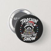 雪のアライグマのクリスマスおもしろいを通過する 缶バッジ (正面&裏面)