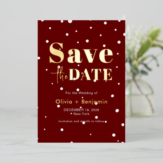 雪のエレガントクリスマスレッド結婚式の日付を保存 箔招待状 (立ち正面)