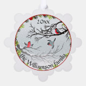 雪のカスタム中の鳥の松の針赤い果実 オーナメントカード (裏面)